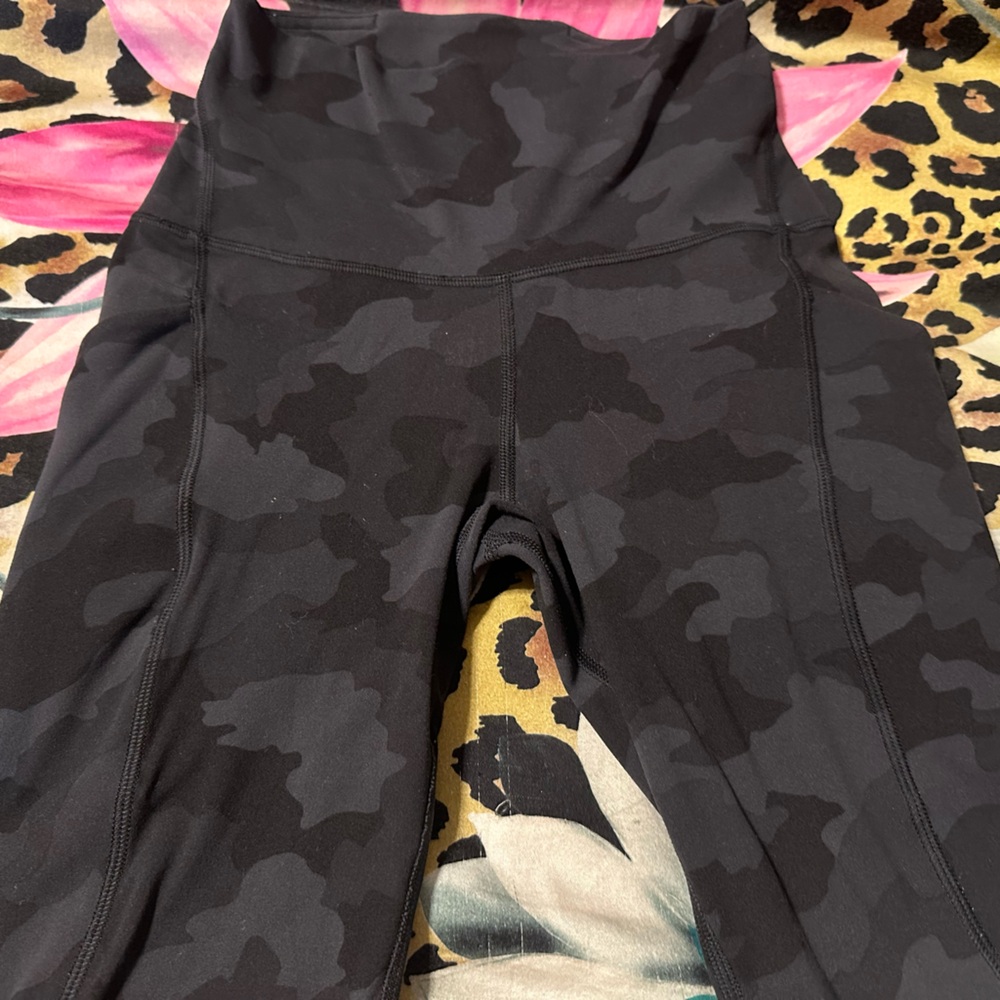 Lululemon Align 25” with pockets in black camo size 4 - Picture 4 of 9